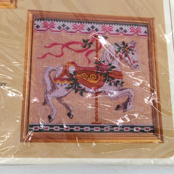 The Creative Circle Needlecraft Kit #2338 Memories Christmas Wreath NOS 1987 - Picture 4 of 6